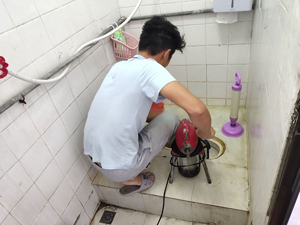 且末管道堵塞冒臭气 专业师傅现场解决问题