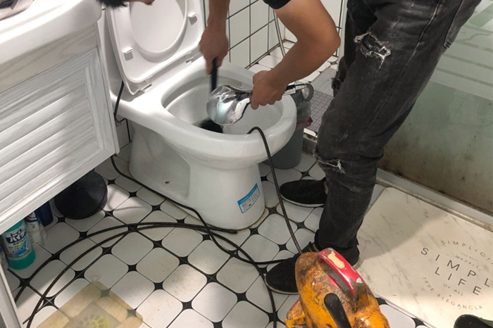 且末马桶堵塞自己疏通还是找师傅？专业上门服务让你省时更省心